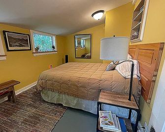 2 block to the art district. Recently remodeled with modern updates immenities. - Silver City - Bedroom