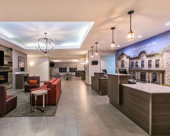 La Quinta Inn & Suites by Wyndham Fredericksburg - Fredericksburg - Lobby