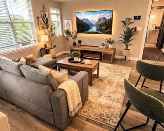 Fully Renovated 1BR Walk to Hospitals University Parking - Indianapolis - Huiskamer