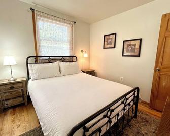 Hot Tub, Relaxing Hammock under the trees, Fire pit, BBQ, surrounded by nature - Canadensis - Bedroom