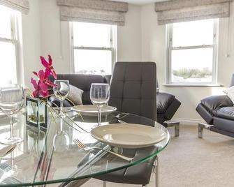 Drake'S Den By Pureserviced - Plymouth - Dining room