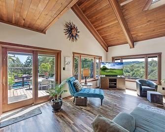 Enjoy Summer relaxing in hot tub, pool & by the outdoor firepit - Forestville - Living room