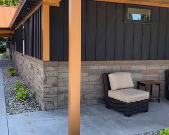 Charming & Cozy Retreat in Newaygo, MI - The Adventure Cabin - Newaygo - Patio