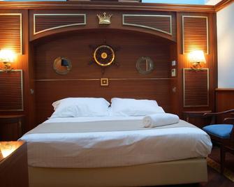 هوتل إلبرينسيب - ميلاتسو - غرفة نوم