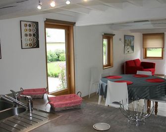 Quiet cottage in the heart of the loops of the Seine overlooking the Seine. - Jumièges - Eetruimte