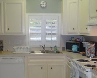 Joyful Quarters - Beautiful Spacious 1 Bedrm Apartment - Huffman - Cocina