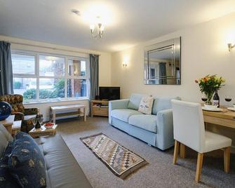1 Coastguard Court - Aldeburgh - Living room