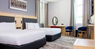 Holiday Inn Express Dubai Airport - Dubai - Bedroom