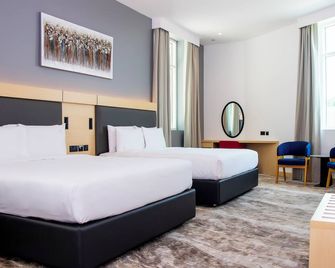 Holiday Inn Express Dubai Airport by IHG - Dubai - Bedroom