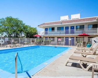 Motel 6 Pueblo I-25 - Pueblo - Piscina
