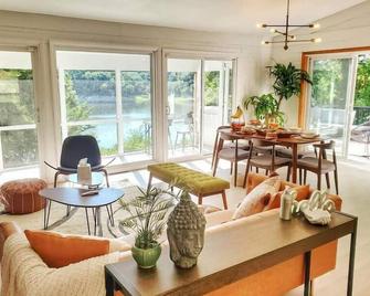 Riverfront Winter Getaway - Hottub-Games-Firepit - North Liberty - Living room
