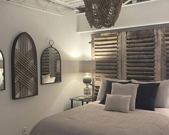 Downtown Tuscaloosa Loft, walking distance to UA/Stadium/Bars/Restaurants - Tuscaloosa - Bedroom