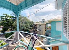Breezy in-town villa w\/ shaded deck, partial AC & WiFi - steps to the beach - Placencia - Balcony