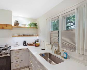 The Poe - Stylish Studio in downtown High Springs - High Springs - Kitchen