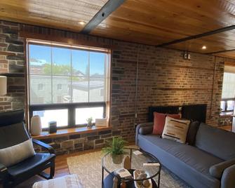 The Lofts #3 - Cozy downtown studio getaway - Kingston - Living room