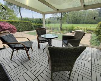 Glass Veranda Chalet in nature - Garderen - Patio