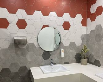 Go Hotels Plus Tuguegarao - Tuguegarao City - Bathroom