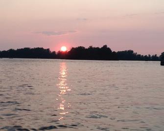 Gun Lake 5 Star Property You Can't Get Closer To The Lake Than This Rental! - Middleville - Building