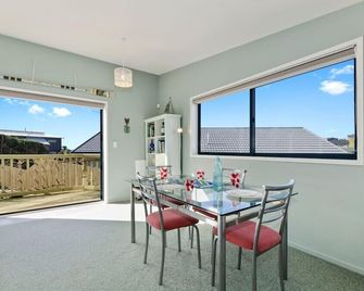 The Blue Cottage with WiFi- Waipu Holiday Home - Waipu - Dining room