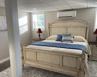 Beautiful 1 Bedroom apartment, steps from peaceful Downtown Valdese - Valdese - Bedroom