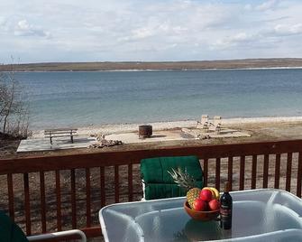 Lakefront cabin on Duck Lake near Glacier National Park, great fishing & hiking! - Babb - Balcón