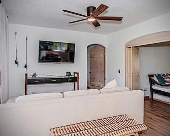 Walk To The Beach - Beautiful Spacious 2 Bd Condo - San José del Cabo - Sala de estar