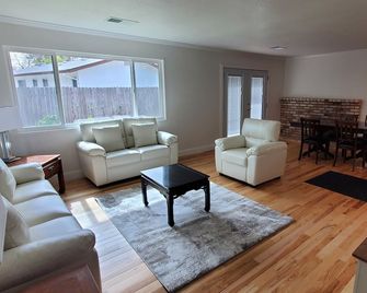 Charming 4-bedroom Fully Furnished House in Davis with AC - Davis - Huiskamer