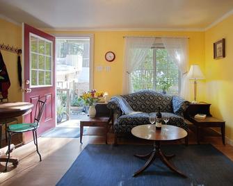 Raymond's Bakery - Creekside Cabin and Breakfast - Cazadero - Sala de estar