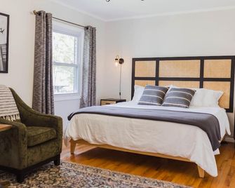 Fully fenced Garden Retreat close to Braves in the Heart of Marietta - Marietta - Bedroom