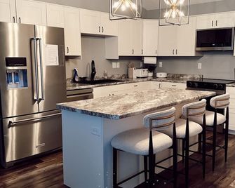 Relax in Modern Comfort Beside the River & Trails - Menomonie - Kitchen