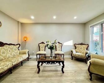 4 Bedroom Family Home Close To Pickering Casino - Ajax - Living room