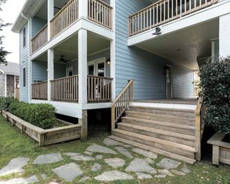 Pipe Dream: Condo with pool access. Centrally located. - Ocracoke - Edificio
