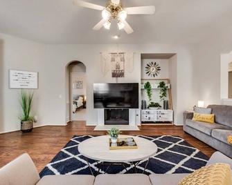 Heart of Grand Prairie 4BD with Pool & Game Room - Arlington - Sala de estar