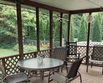 Lewes Beach home, 3 BR, 2 baths 6 min to beaches! Bike trail @ entry to block - Lewes - Balcony