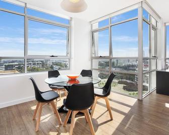 As the Sun Sets - Modern and Spacious 2BR Zetland Apartment Facing the Setting Sun - Kensington - Dining room