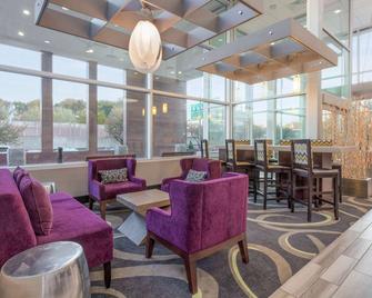 La Quinta Inn & Suites by Wyndham Clifton/Rutherford - Clifton - Lounge