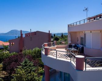 Villa Serenity a luxury relaxing retreat with swimming pool in Kymi Euboea - Kymi - Balkon