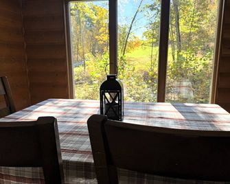 Escape to the The Full Quiver • Deer Watching & Cozy Comforts - Newark - Dining room