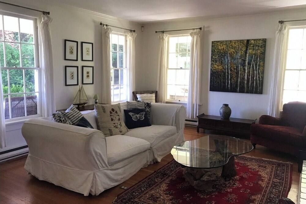 Waterfront Heritage Estate on Stunning Acreage - Ganges - סלון