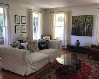 Waterfront Heritage Estate W/5 Bedrooms on Stunning Acreage - Ganges - Living room