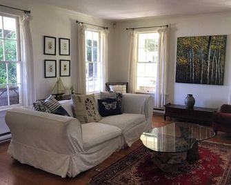 Waterfront Heritage Estate on Stunning Acreage - Ganges - סלון