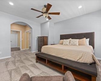 Luxury Gated Retreat Golf Course Views Sleeps 8 - Bakersfield - Ložnice