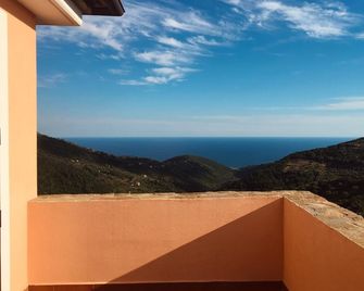 'Sea, mountains and hills - an oasis of relaxation embedded in nature.' - San Mauro Cilento - Balcón