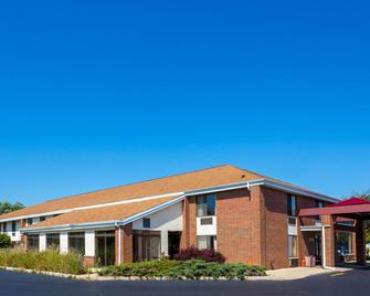 Super 8 by Wyndham Watertown WI - Watertown - Building