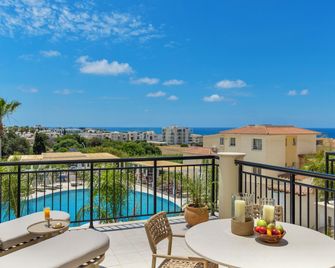 Wellclub Resort - Wellness & Seaview Suites - Khloraka - Balcón