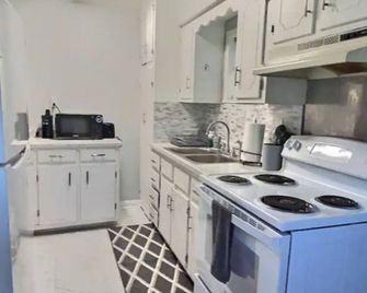 Cozy Cottage on Broad great for long-term stays - Lake Charles - Kitchen