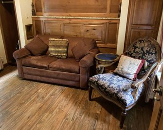 Treehouse Village - יורקה ספרינגס - סלון