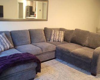 4 minutes walk to EP mall, 15 min to airport Mall of America and downtown - Eden Prairie - Living room