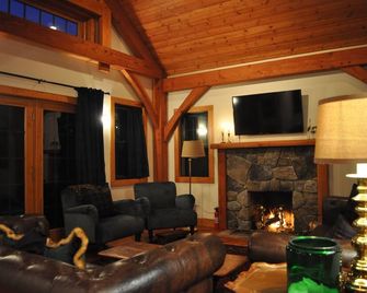 Luxurious Mountain Cabin near Okemo with High-End Modern Amenities for up to 12 - Ludlow - Living room