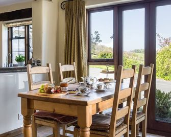 Sheepscombe Byre, sleeps 4 guests. This property boasts stunning views. - 百老匯 - 餐廳